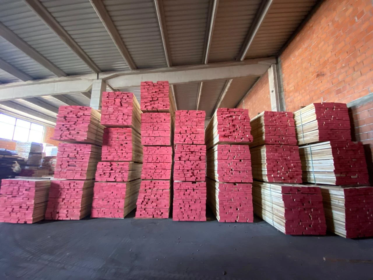 Bundles of sawn oak, end-sealed, in the warehouse